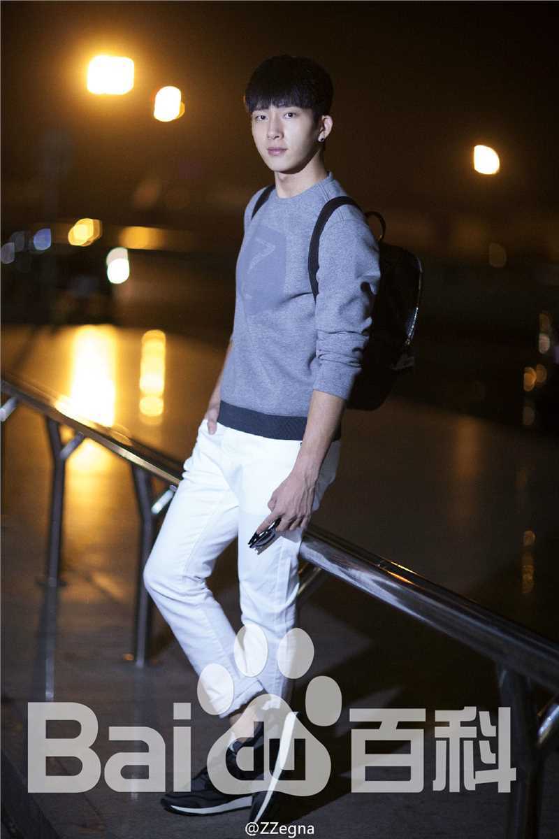 井柏然(Jing Bo Ran)机场时装秀生活照