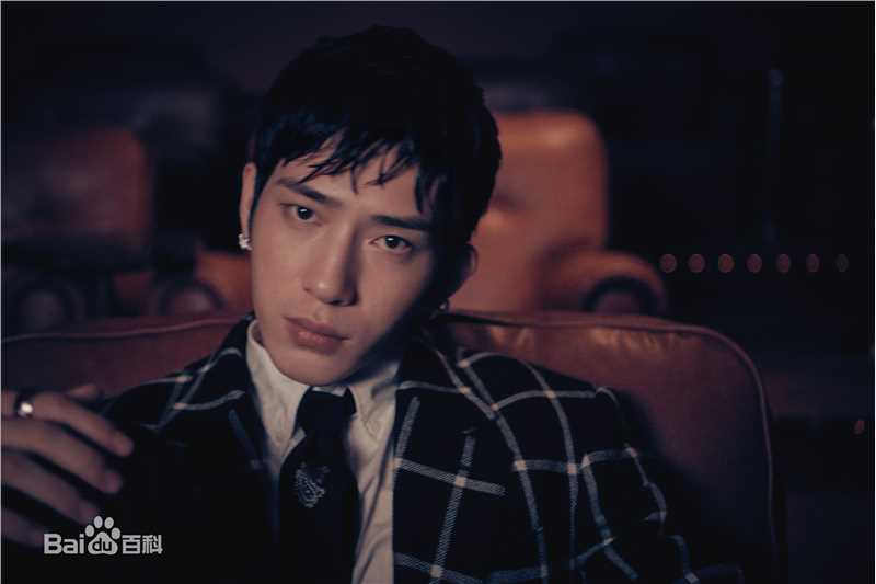 高清井柏然(Jing Bo Ran)在《时尚芭莎》2018年10月刊中的图集