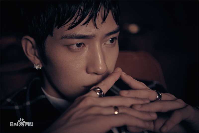 高清井柏然(Jing Bo Ran)在《时尚芭莎》2018年10月刊中的图集