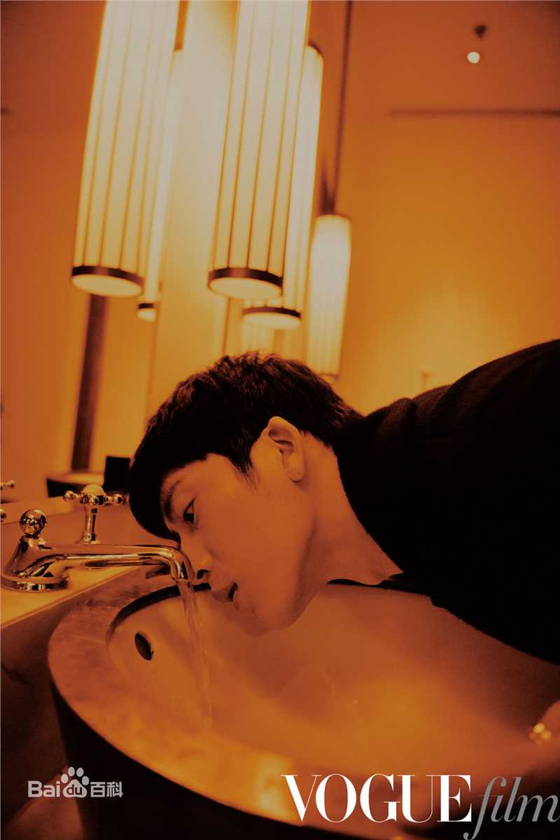 最全井柏然(Jing Bo Ran)在《Vogue Film》2019春夏刊中的壁纸