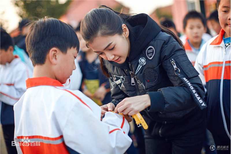 杨颖(Angelababy)婚后青岛公益之行壁纸壁纸