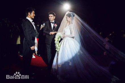 杨颖(Angelababy)婚纱礼服及婚礼内景布置前后照片