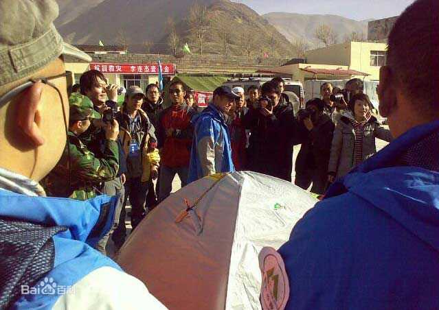 李连杰(Jet Li)在玉树前后照片