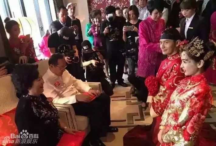 杨颖(Angelababy)中式礼服及结婚证照图册