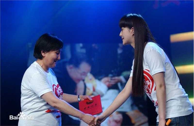 高清范冰冰(Fan Bingbing)在活动《湖南卫视抗震救灾特别节目》中的图集