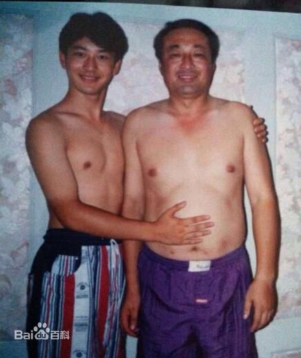 黄晓明(Huang Xiaoming)全家福照以及童年照前后照片