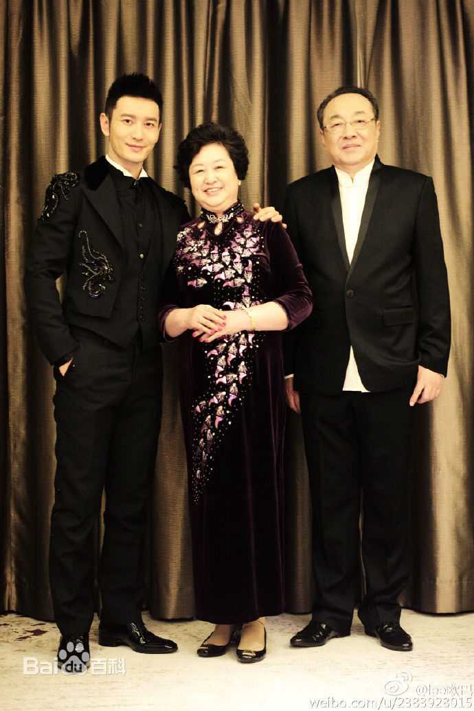 黄晓明(Huang Xiaoming)全家福照以及童年照前后照片