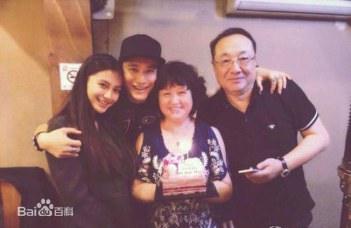 黄晓明(Huang Xiaoming)全家福照以及童年照前后照片