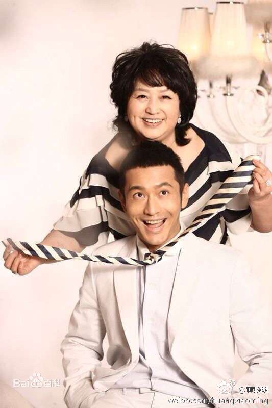 黄晓明(Huang Xiaoming)全家福照以及童年照前后照片