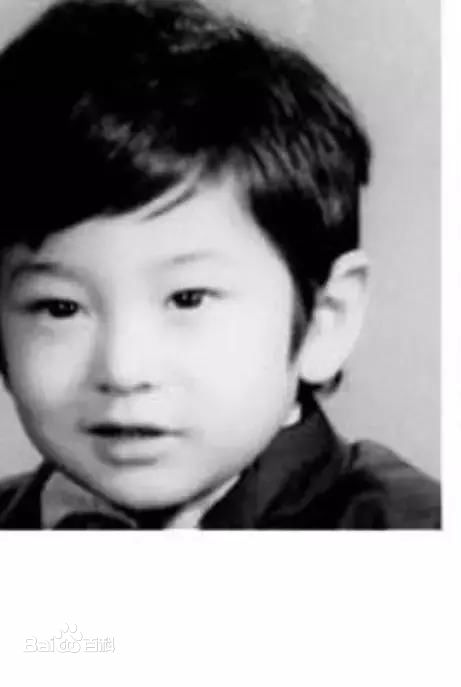 黄晓明(Huang Xiaoming)全家福照以及童年照前后照片