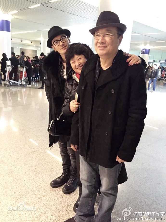 黄晓明(Huang Xiaoming)全家福照以及童年照前后照片