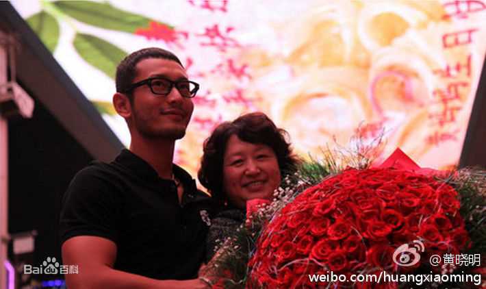 黄晓明(Huang Xiaoming)全家福照以及童年照前后照片