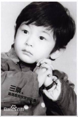 黄晓明(Huang Xiaoming)全家福照以及童年照前后照片