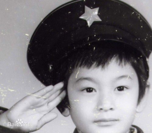 黄晓明(Huang Xiaoming)全家福照以及童年照前后照片