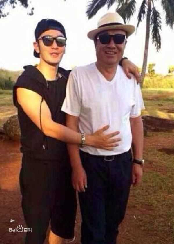 黄晓明(Huang Xiaoming)全家福照以及童年照前后照片