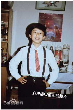 黄晓明(Huang Xiaoming)全家福照以及童年照前后照片