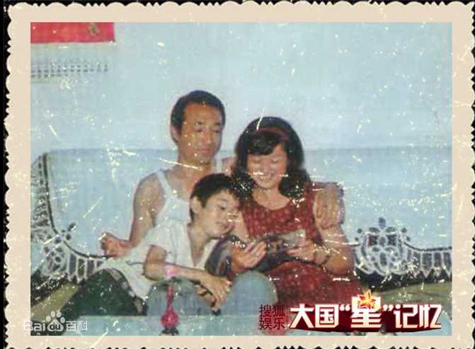 黄晓明(Huang Xiaoming)全家福照以及童年照前后照片