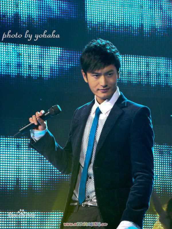 黄晓明(Huang Xiaoming)表演现场壁纸壁纸