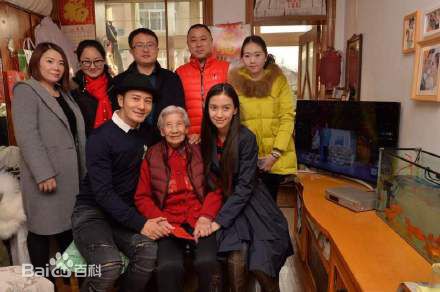 杨颖(Angelababy)三度探访空巢老人图片图集