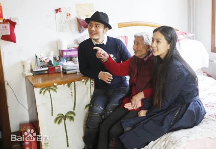 杨颖(Angelababy)三度探访空巢老人图片图集