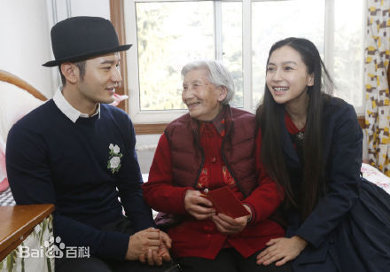 杨颖(Angelababy)三度探访空巢老人图片图集