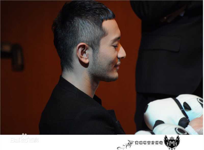 黄晓明(Huang Xiaoming)2011生日会素颜照壁纸