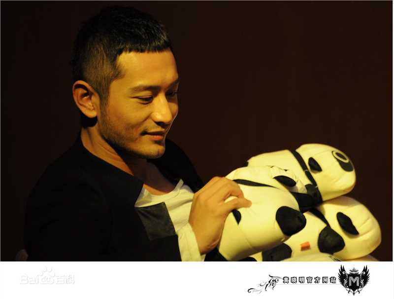 黄晓明(Huang Xiaoming)2011生日会素颜照壁纸