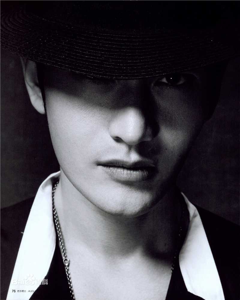 高清黄晓明(Huang Xiaoming)在2010《时尚芭莎》中的图集