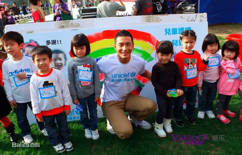 黄晓明(Huang Xiaoming)慈善图片图集