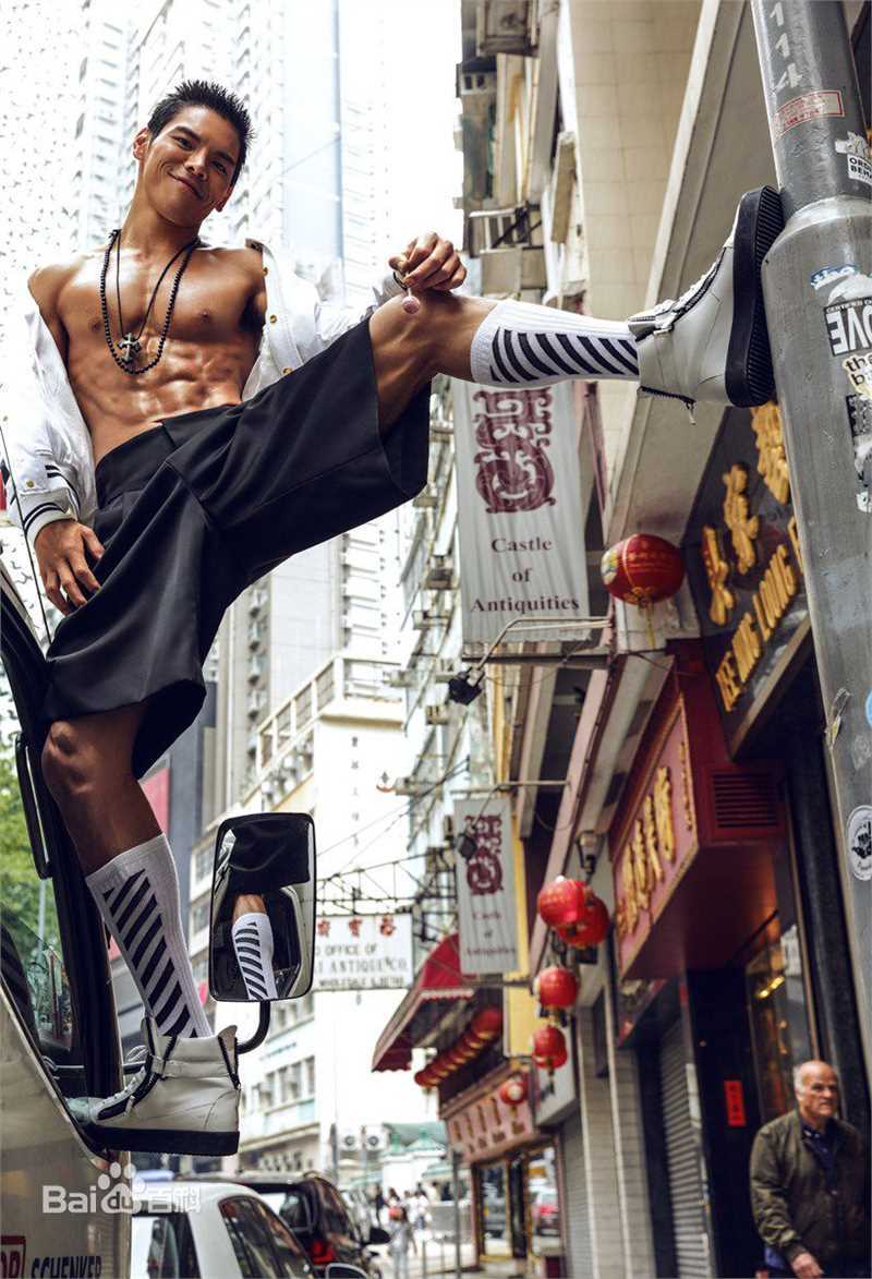 向佐(Jacky)登杂志封面秀完美肌肉