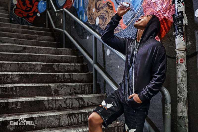 向佐(Jacky)登杂志封面秀完美肌肉