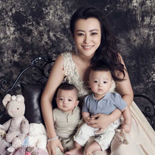 郝蕾(Hao Lei)精选首次携双胞胎儿子登杂志图册