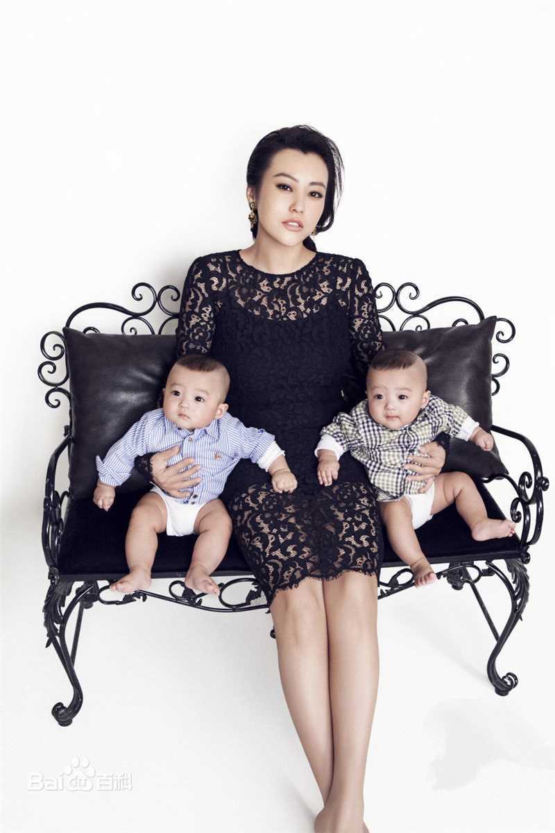 郝蕾(Hao Lei)精选首次携双胞胎儿子登杂志图册