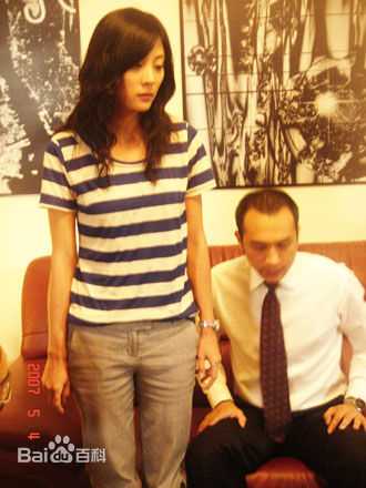 黄觉(Jue Huang)在2008年《破茧而出》饰翟仁伟中的