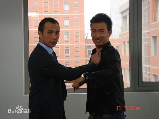 黄觉(Jue Huang)在2008年《破茧而出》饰翟仁伟中的