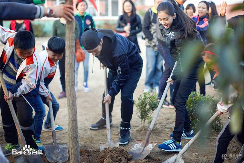 杨颖(Angelababy)青岛公益之行前后照片