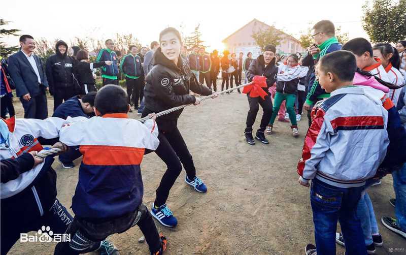 杨颖(Angelababy)青岛公益之行前后照片