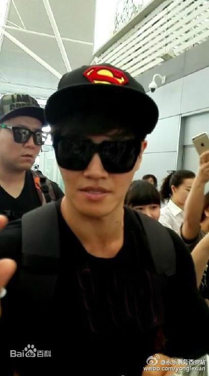 金钟国(（韩），Kim Jong Kook（英）)机场图前后照片