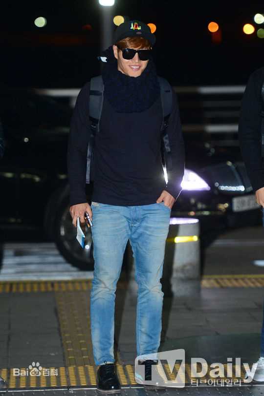 金钟国(（韩），Kim Jong Kook（英）)机场图前后照片