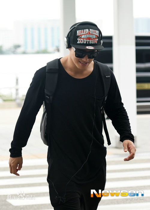 金钟国(（韩），Kim Jong Kook（英）)机场图前后照片