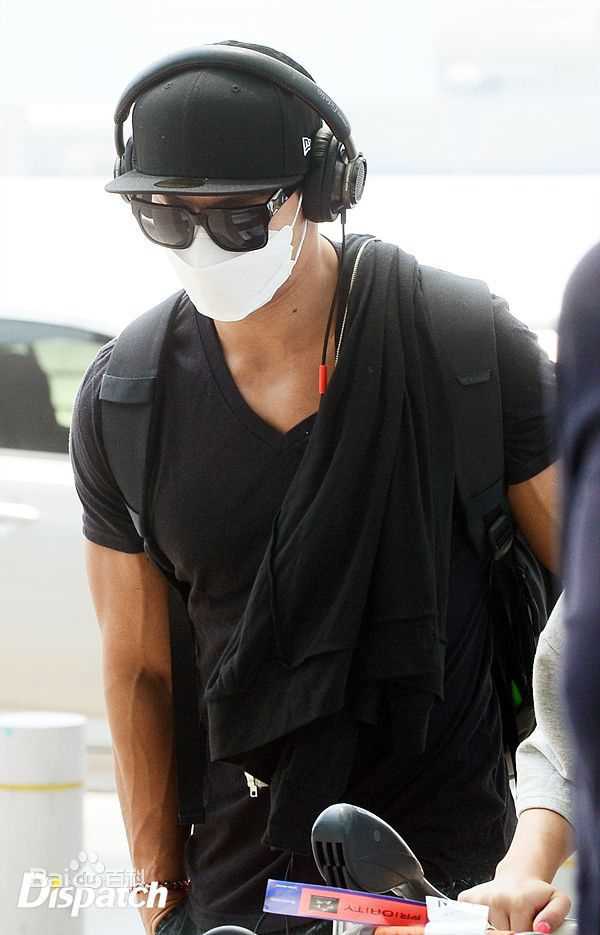 金钟国(（韩），Kim Jong Kook（英）)机场图前后照片