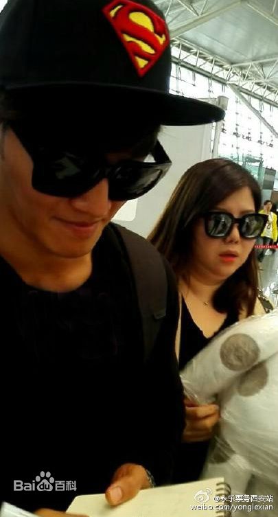 金钟国(（韩），Kim Jong Kook（英）)机场图前后照片