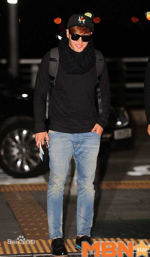 金钟国(（韩），Kim Jong Kook（英）)机场图前后照片