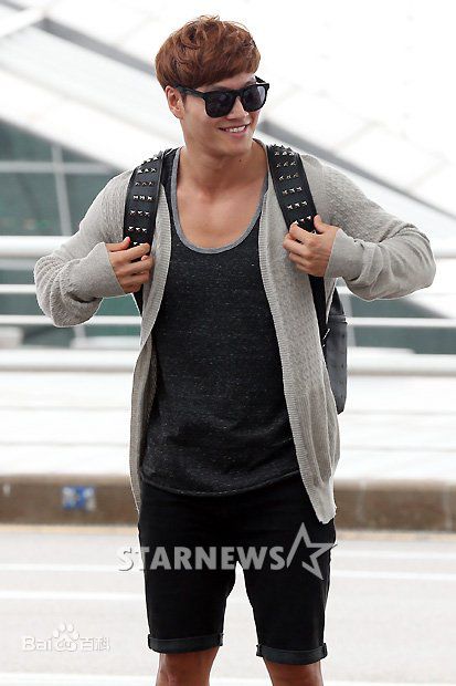 金钟国(（韩），Kim Jong Kook（英）)机场图前后照片