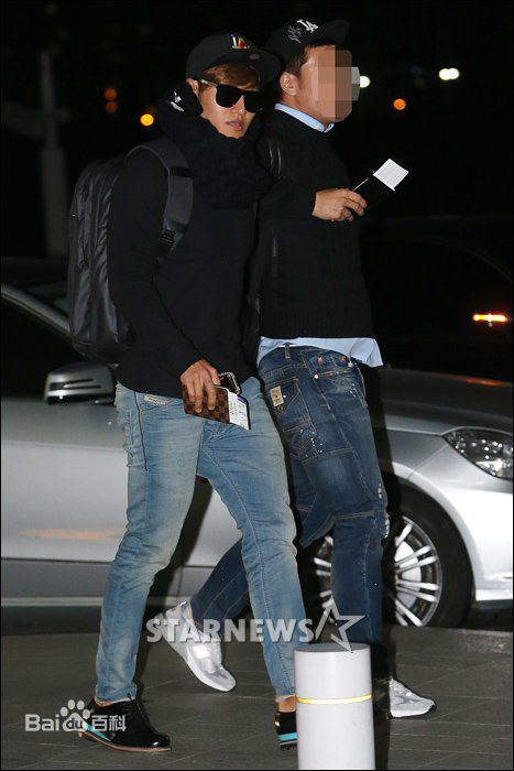 金钟国(（韩），Kim Jong Kook（英）)机场图前后照片