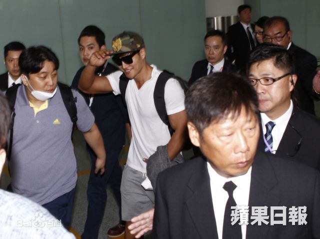 金钟国(（韩），Kim Jong Kook（英）)机场图前后照片