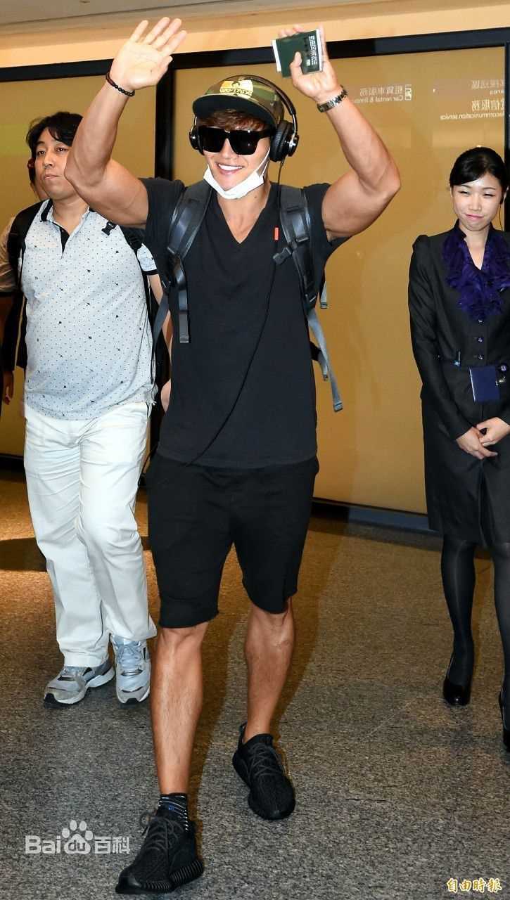 金钟国(（韩），Kim Jong Kook（英）)机场图前后照片