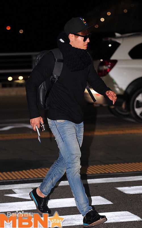 金钟国(（韩），Kim Jong Kook（英）)机场图前后照片
