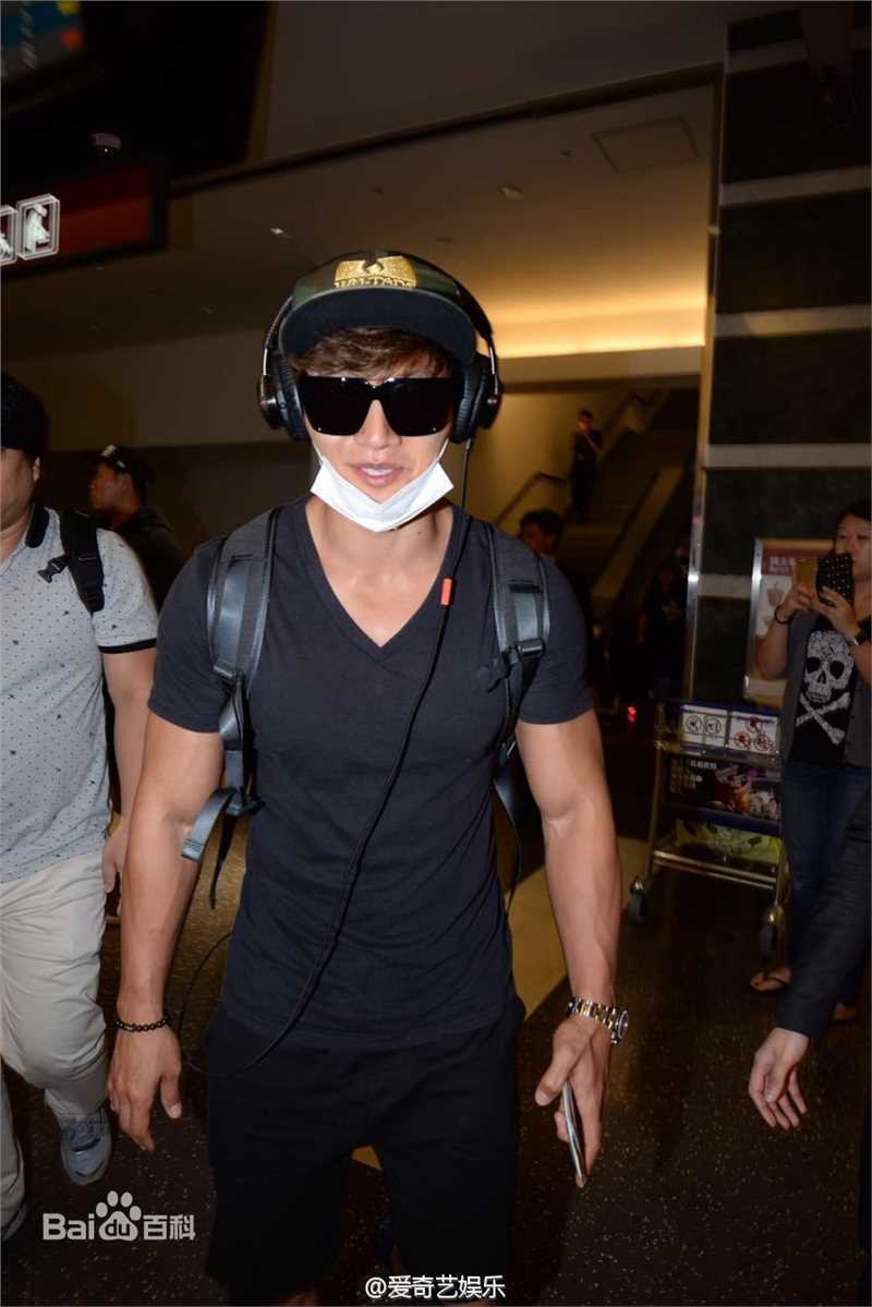 金钟国(（韩），Kim Jong Kook（英）)机场图前后照片