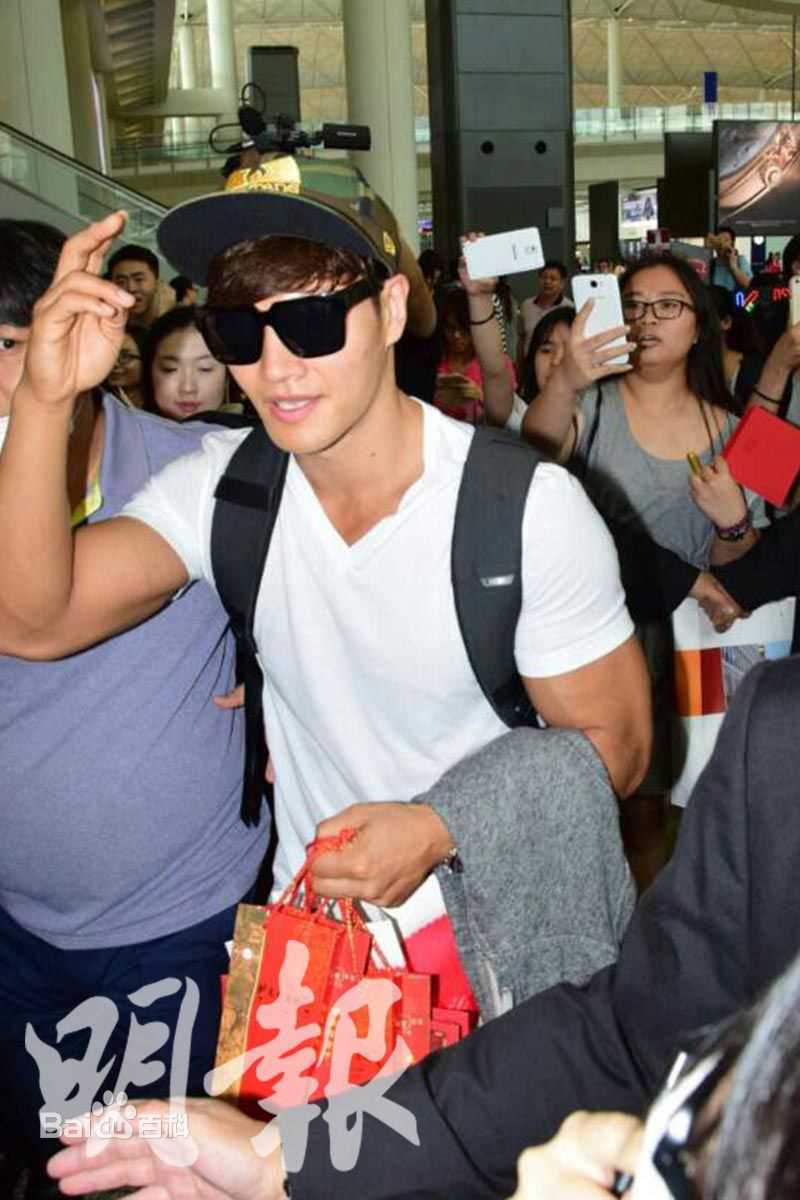 金钟国(（韩），Kim Jong Kook（英）)机场图前后照片